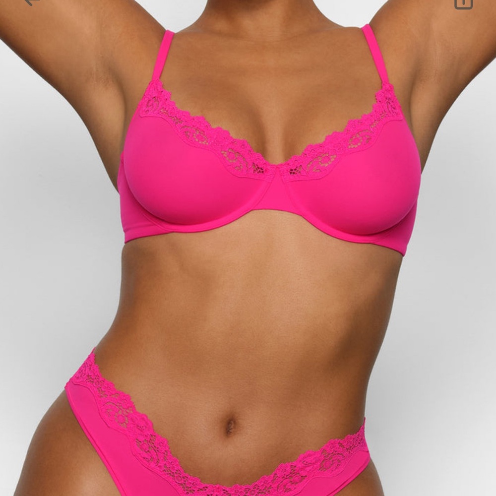 SKIMS Fits Everybody Lace Bra 42A